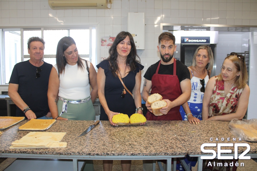 Blanca Fernández felicita a Alberto Navas por ser uno de los 50 mejores panaderos de España