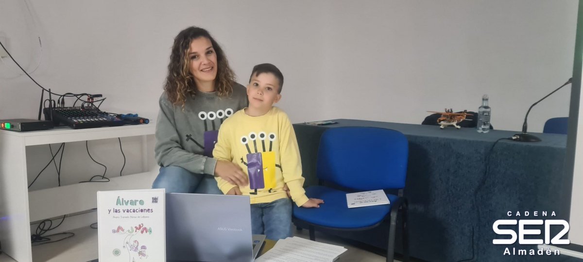 Álvaro Trenado, un niño autista de 8 años, presentó su libro en Almadén