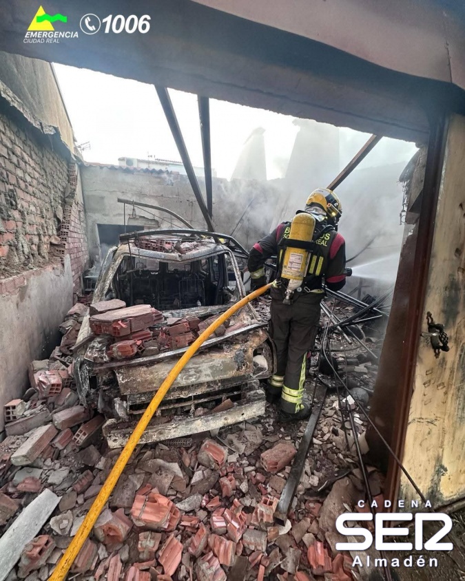Se incendia un coche en su garaje de Chillón